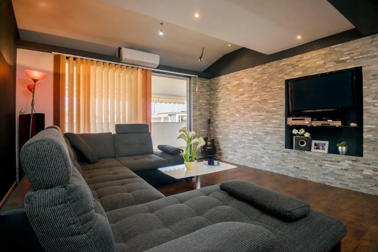 Boki Apartment Split