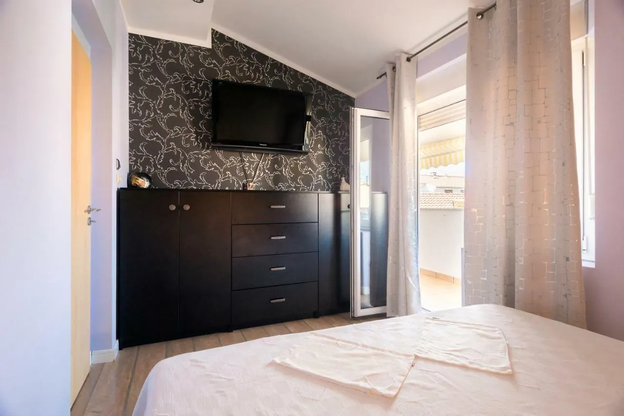 Boki Apartment Split